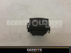Used Central locking switch Renault Laguna II (BG) 1.6 16V Price € 21,98 Margin scheme offered by Gerrits Automotive