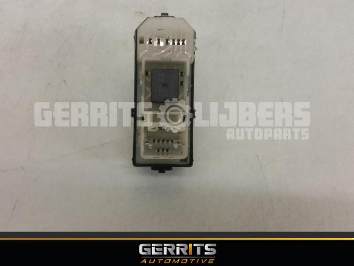 Electric window switch from a Toyota Avensis Verso (M20) 2.0 16V VVT-i D-4 2004