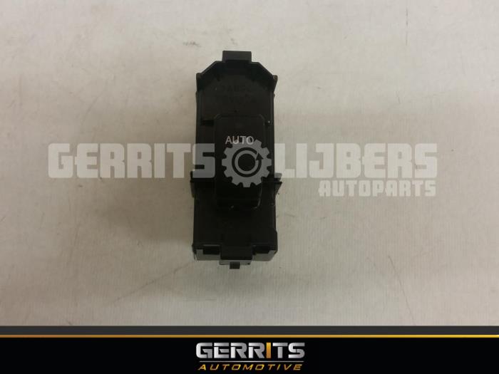 Electric window switch from a Toyota Avensis Verso (M20) 2.0 16V VVT-i D-4 2004