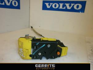 Używane Mechanizm blokady drzwi prawych tylnych wersja 4-drzwiowa Volvo V70 (SW) 2.4 D5 20V Cena € 34,99 Procedura marży oferowane przez Gerrits Automotive