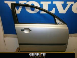 Używane Drzwi prawe przednie wersja 4-drzwiowa Volvo V50 (MW) 1.8 16V Cena € 82,50 Procedura marży oferowane przez Gerrits Automotive