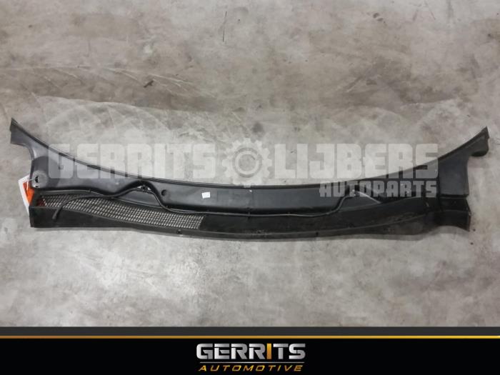 Cowl top grille from a Opel Corsa D 1.2 16V 2007