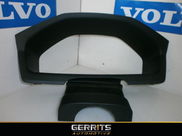 Dashboard part from a Volvo V70 (SW) 2.4 D5 20V 2005