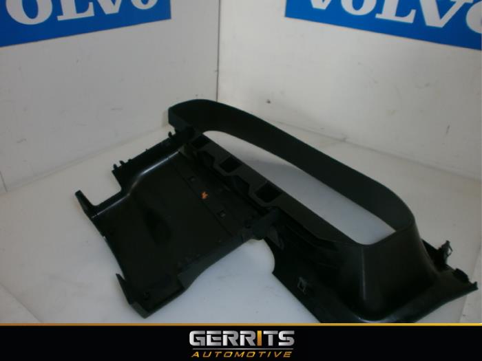 Dashboard part from a Volvo V70 (SW) 2.4 D5 20V 2005