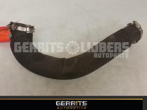 Intercooler Schlauch van een Audi A4 Avant (B8) 2.0 TDI 143 16V 2013