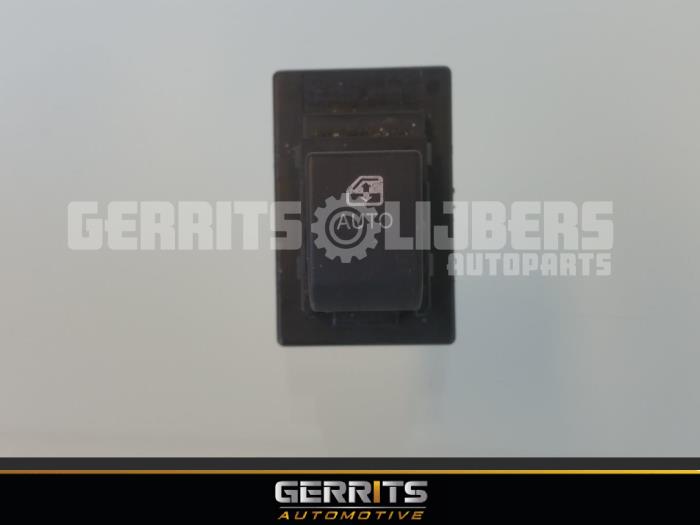 Usados Interruptor de ventanilla eléctrica Kia Cee'd Sporty Wagon (EDF) 1.6 CVVT 16V Precio € 19,99 Norma de margen ofrecido por Gerrits Automotive BV