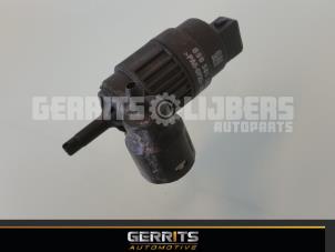 Używane Pompa spryskiwacza przód Opel Corsa C (F08/68) 1.0 12V Cena € 21,98 Procedura marży oferowane przez Gerrits Automotive