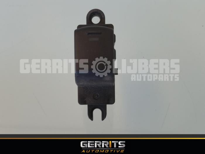 Usados Interruptor de ventanilla eléctrica Nissan Note (E11) 1.5 dCi 68 Precio € 21,98 Norma de margen ofrecido por Gerrits Automotive BV