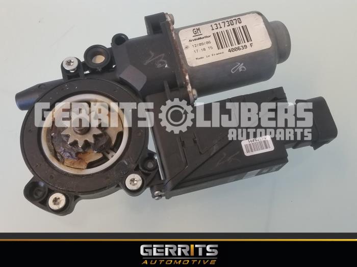 Usados Motor de ventanilla de puerta Opel Combo (Corsa C) 1.3 CDTI 16V Precio € 31,90 Norma de margen ofrecido por Gerrits Automotive BV