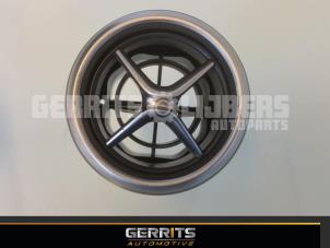 Używane Kratka wentylacyjna deski rozdzielczej Mercedes A (W176) 1.5 A-180 CDI, A-180d 16V Cena € 21,98 Procedura marży oferowane przez Gerrits Automotive