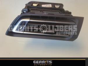 Używane Kratka wentylacyjna deski rozdzielczej Peugeot 308 SW (L4/L9/LC/LJ/LR) 1.6 BlueHDi 120 16V Cena € 21,98 Procedura marży oferowane przez Gerrits Automotive