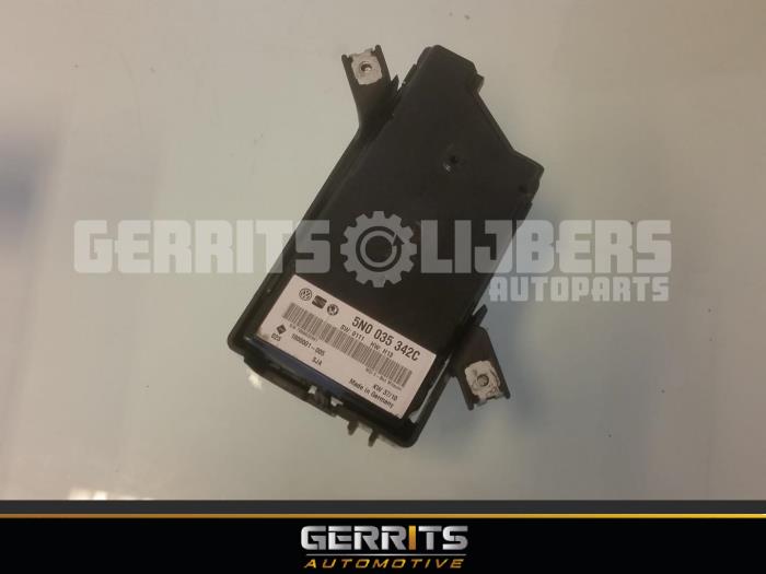 Begagnade Kontrollenhet, multimedia Volkswagen Polo V (6R) 1.2 TDI 12V BlueMotion Pris € 27,48 Marginaltabell erbjuds av Gerrits Automotive BV
