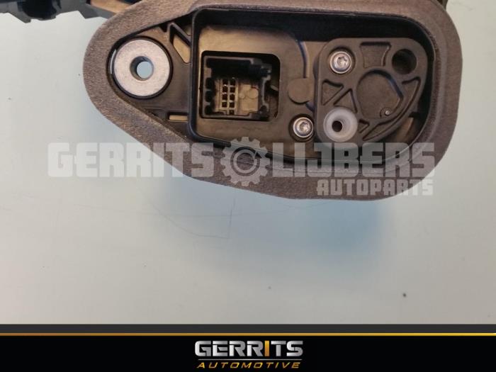 Rear door lock mechanism 4-door, left from a Opel Astra K Sports Tourer 1.6 CDTI 110 16V 2017