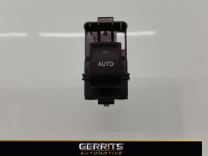 Usados Interruptor de ventanilla eléctrica Toyota Auris (E18) 1.8 16V Hybrid Precio € 21,98 Norma de margen ofrecido por Gerrits Automotive