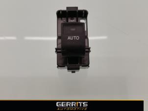 Używane Przelacznik elektrycznej szyby Toyota Auris (E18) 1.8 16V Hybrid Cena € 21,98 Procedura marży oferowane przez Gerrits Automotive