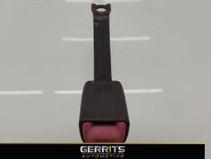 Gebrauchte Sicherheitsgurt Schließe rechts vorne Peugeot 107 1.0 12V Preis € 21,98 Margenregelung angeboten von Gerrits Automotive