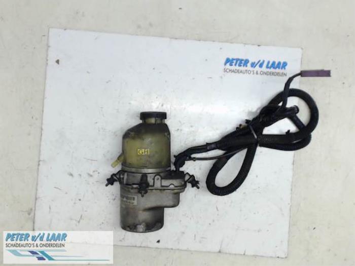 Power steering pump from a Opel Astra G (F07) 2.2 16V 2004