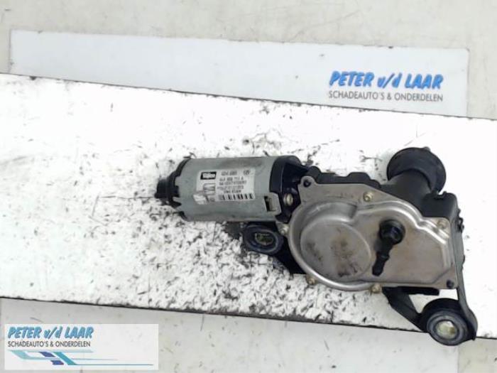 Rear wiper motor from a Seat Ibiza III (6L1) 1.9 TDI 100 2004