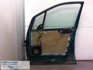 Używane Drzwi prawe przednie wersja 4-drzwiowa Mercedes A (W168) 1.4 A-140 Cena € 150,00 Procedura marży oferowane przez Autodemontage van de Laar