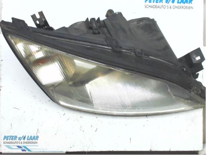 Używane Reflektor prawy Ford Mondeo III Wagon 1.8 16V Cena € 40,00 Procedura marży oferowane przez Autodemontage van de Laar