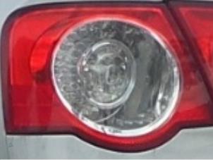 Używane Tylne swiatlo pozycyjne lewe Volkswagen Passat (3C2) 1.6 FSI 16V Cena € 35,00 Procedura marży oferowane przez Autodemontage van de Laar