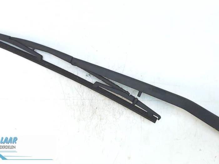 Rear wiper arm from a Fiat Punto II (188) 1.2 60 S 3-Drs. 2004