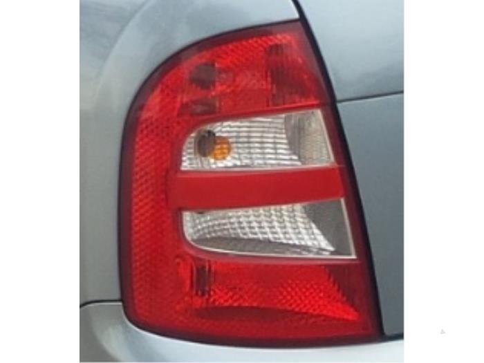 Taillight, left from a Skoda Fabia (6Y2) 1.4i 2001