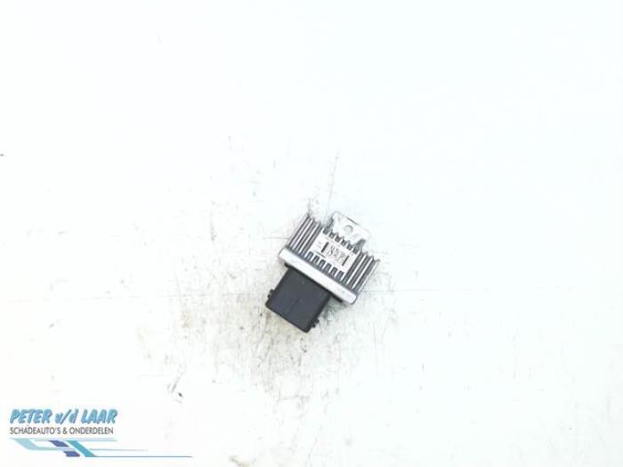 Glow plug relay from a Renault Master IV (FV) 2.3 dCi 125 16V FWD 2018