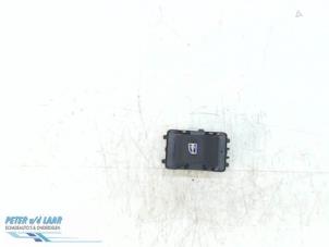 Usados Interruptor de ventanilla eléctrica Renault Megane IV (RFBB) 1.6 GT Energy TCe 205 EDC Precio € 10,00 Norma de margen ofrecido por Autodemontage van de Laar