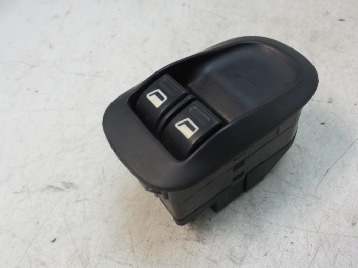 Electric window switch from a Peugeot 206 (2A/C/H/J/S) 1.4 XR,XS,XT,Gentry 2001