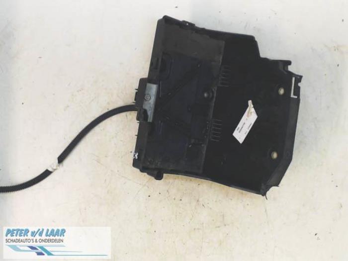 Begagnade Batterilåda Renault Kangoo/Grand Kangoo (KW) Pris € 25,00 Marginaltabell erbjuds av Autodemontage van de Laar