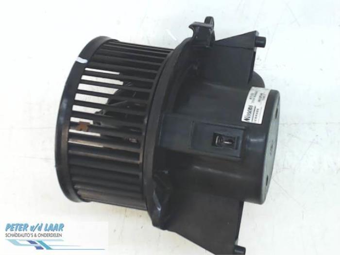 Heating and ventilation fan motor from a Fiat Doblo Cargo (223) 1.3 D 16V Multijet 2006