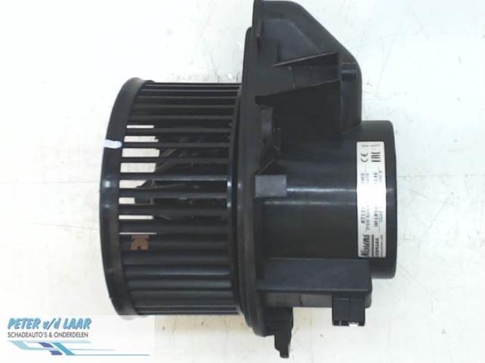 Heating and ventilation fan motor from a Fiat Doblo Cargo (223) 1.3 D 16V Multijet 2006