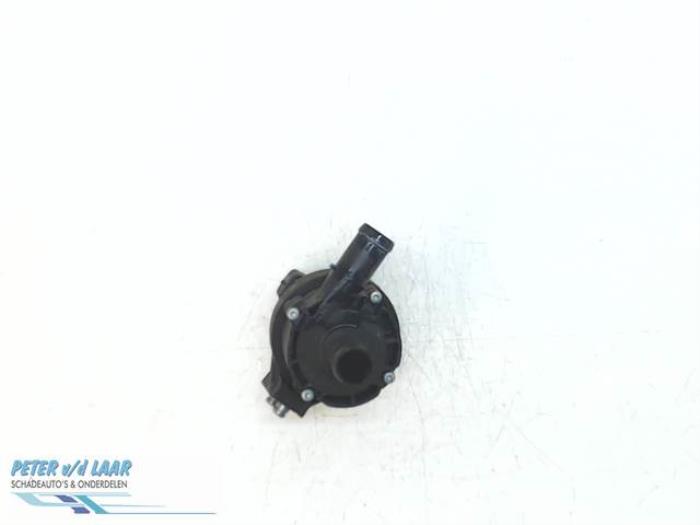 Water pump from a Renault Master IV (FV) 2.3 dCi 135 16V FWD 2014
