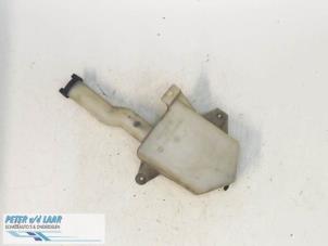 Usagé Réservoir lave-glace avant Ford Mondeo III 2.5 V6 24V Prix € 25,00 Règlement à la marge proposé par Autodemontage van de Laar