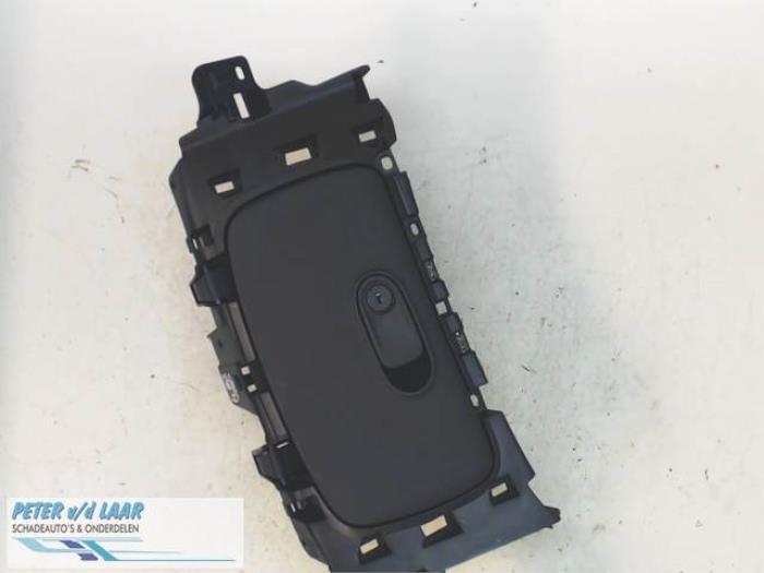 Begagnade Handskfack Smart Forfour (453) 0.9 TCE 12V Pris € 50,00 Marginaltabell erbjuds av Autodemontage van de Laar