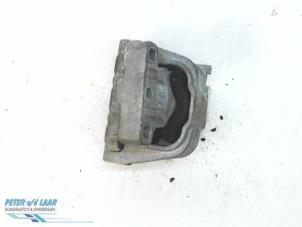 Engine mount from a Volkswagen Golf Plus (5M1/1KP) 1.6 FSI 16V 2005