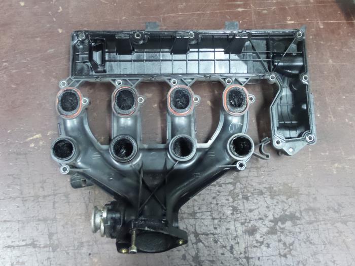 Ventildeckel van een Peugeot 407 SW (6E) 2.0 HDiF 16V 2005