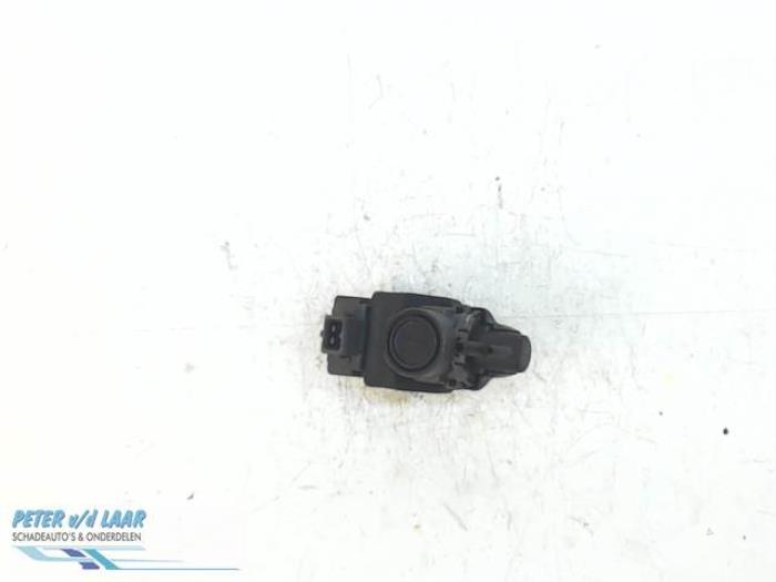Turbo relief valve from a Renault Master IV (FV) 2.3 dCi 125 16V FWD 2015