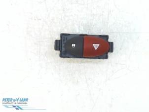 Gebrauchte Panikbeleuchtung Schalter Renault Master IV (EV/HV/UV/VA/VB/VD/VF/VG/VJ) 2.3 dCi 170 16V Preis € 15,00 Margenregelung angeboten von Autodemontage van de Laar