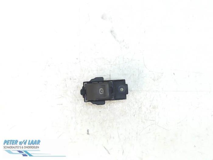 Interruptor de freno de mano de un Opel Insignia Sports Tourer 2.0 CDTI 16V 160 Ecotec 2010