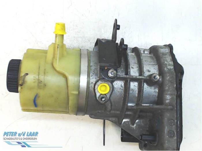 Power steering pump from a Renault Trafic (1FL/2FL/3FL/4FL) 1.6 dCi 140 Twin Turbo 2014