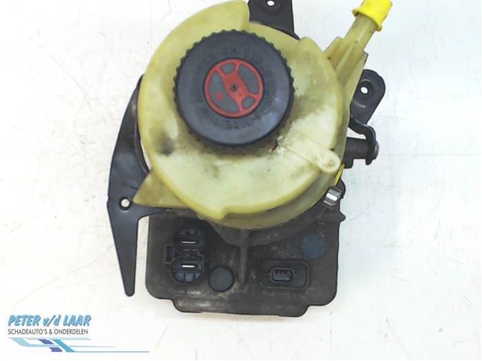 Power steering pump from a Renault Trafic (1FL/2FL/3FL/4FL) 1.6 dCi 140 Twin Turbo 2014