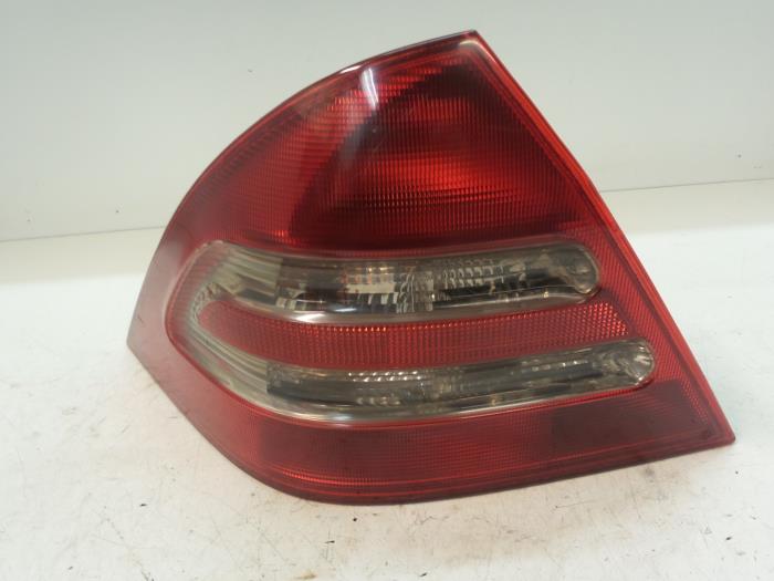 Taillight, left from a Mercedes-Benz C (W203) 2.2 C-200 CDI 16V 2001
