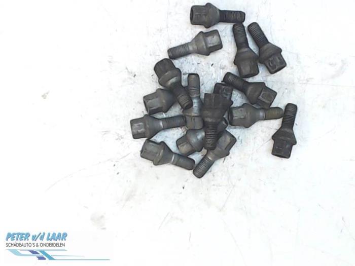 Set of wheel bolts from a Dacia Logan MCV II/Sandero Wagon (7S) 0.9 TCE 12V 2014