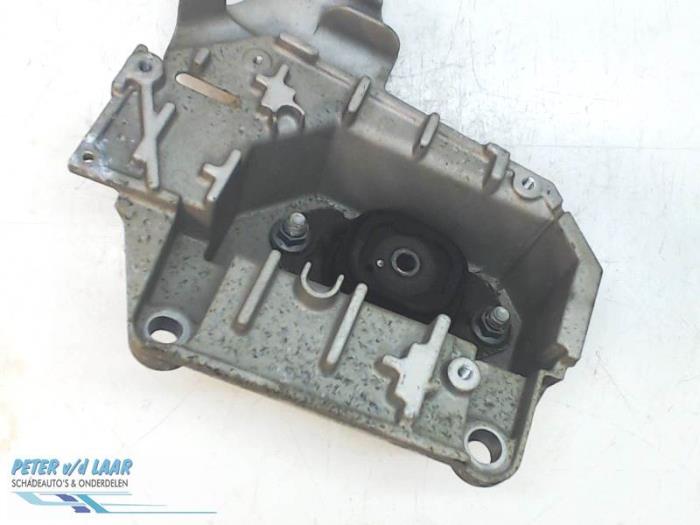 Used Engine mount Renault Clio III Estate/Grandtour (KR) 1.5 dCi 70 Price € 35,00 Margin scheme offered by Autodemontage van de Laar
