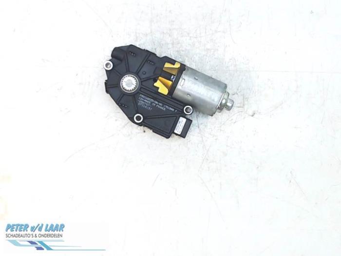 Sunroof motor from a Renault Clio III Estate/Grandtour (KR) 1.5 dCi 70 2007
