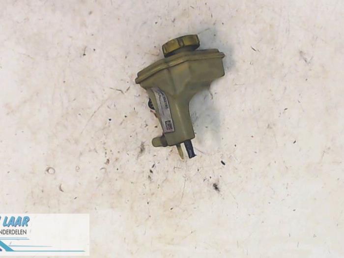 Ford Fiesta Power steering fluid reservoirs stock