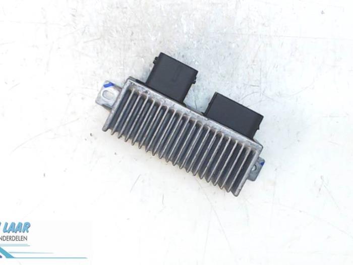 Cooling fin relay from a Renault Master IV (FV) 2.3 dCi 125 16V FWD 2015