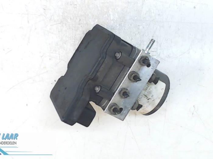 ABS pump from a Renault Master IV (FV) 2.3 dCi 125 16V FWD 2015
